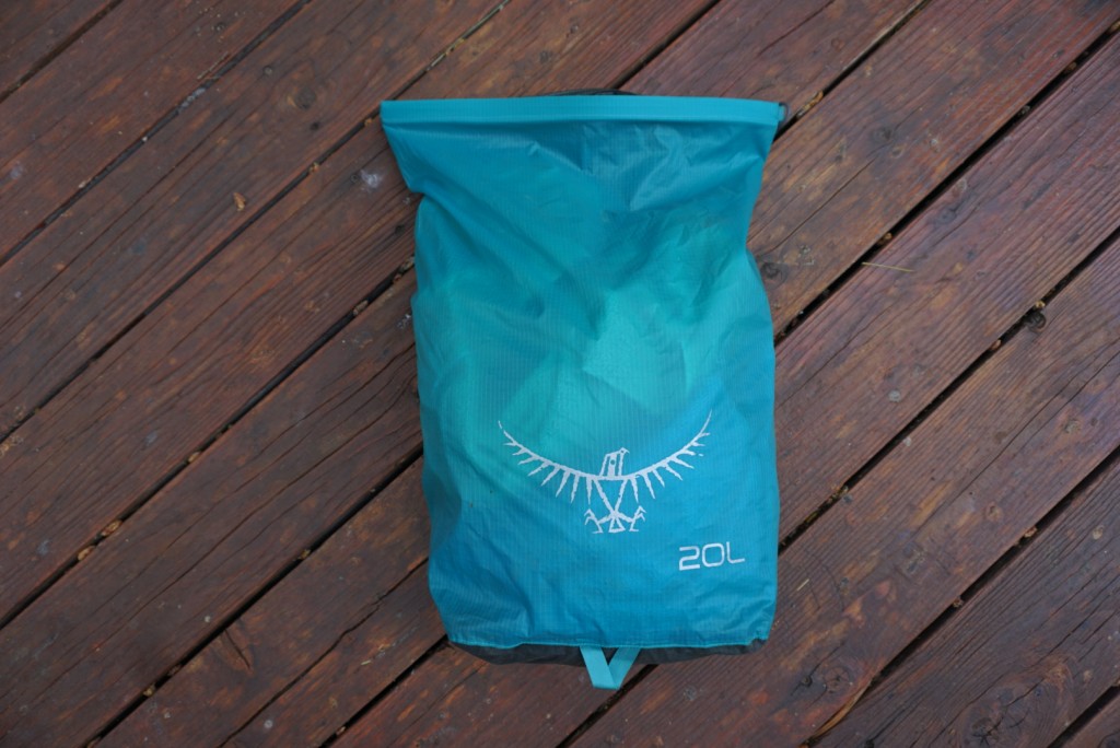 Revisión de la bolsa seca ultraligera Osprey: el pequeño bucle de cincha en la parte inferior crea una lengüeta para tirar...