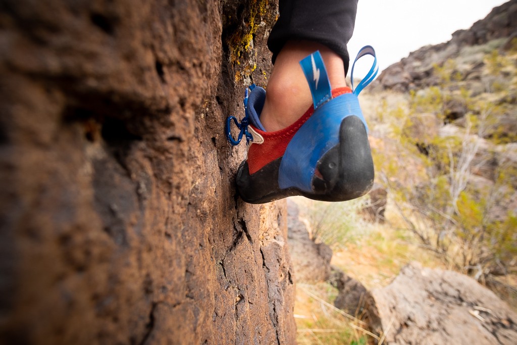 Revisión de los zapatos de escalada evolv ashima para niños: prueba del ashima en pequeños bordes de basalto.