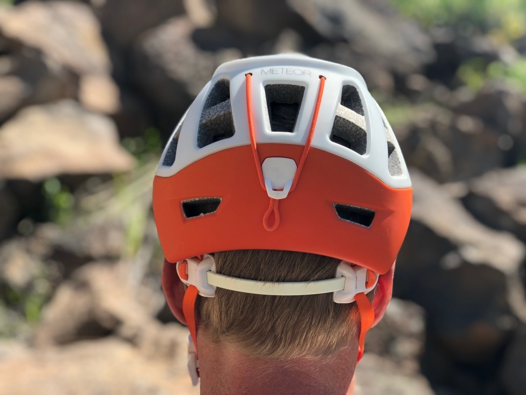Revisión del casco de escalada Petzl Meteor: muestra la parte posterior del meteorito. puedes ver el ajuste del blanco...