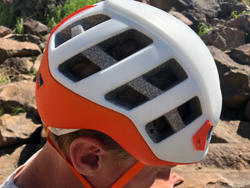Revisión del casco de escalada Petzl Meteor: con una gran cantidad de ventilaciones en ambos lados del casco y...