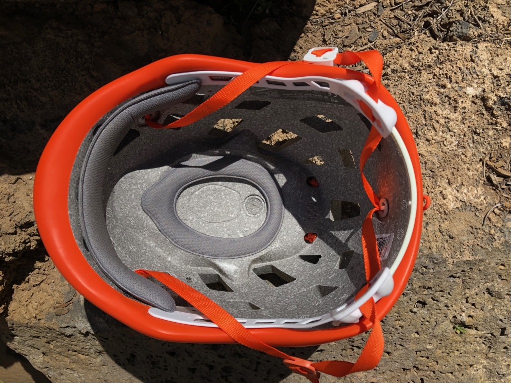 Revisión del casco de escalada Petzl Meteor: este casco debe gran parte de su comodidad a su forma y ajuste, ademÔs...