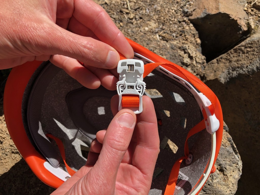 Revisión del casco de escalada Petzl Meteor: los imanes en la hebilla de la correa de la barbilla ayudan a cerrarlos automÔticamente...
