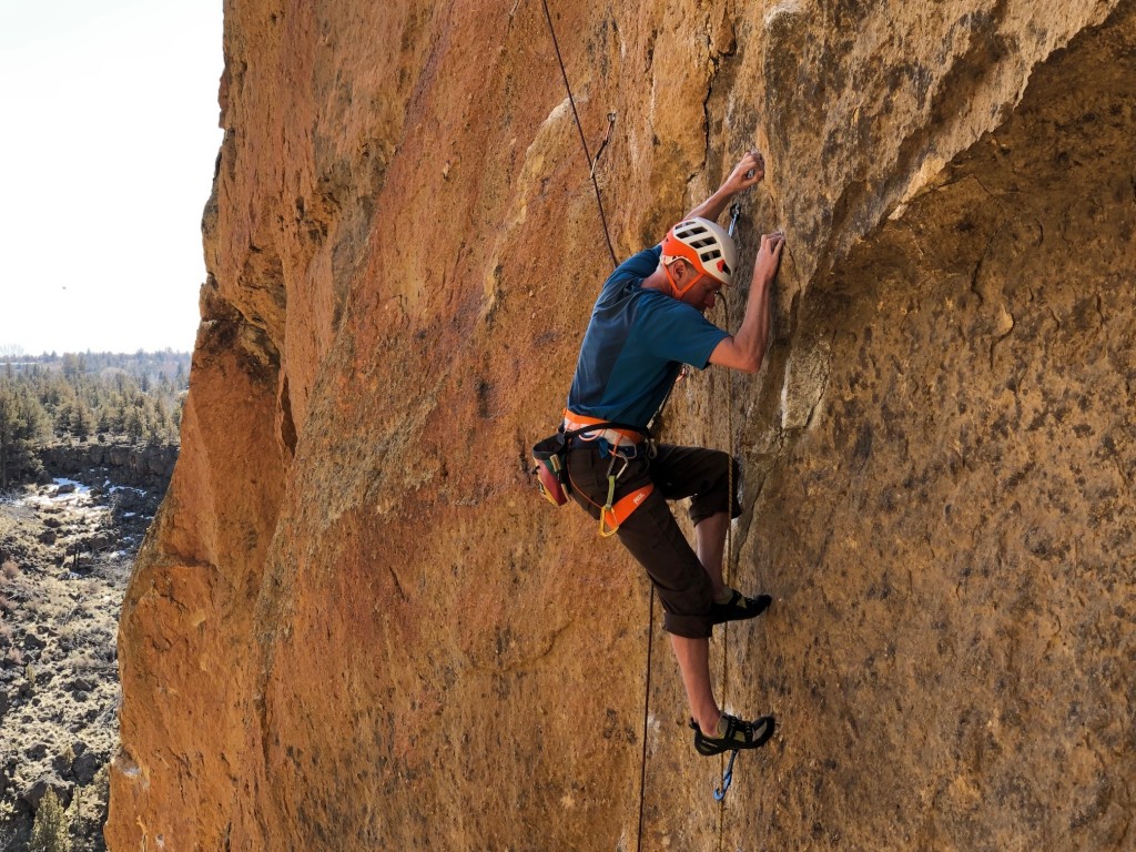 Revisión del casco de escalada Petzl Meteor: el Meteor es un casco liviano de espuma EPS con policarbonato...
