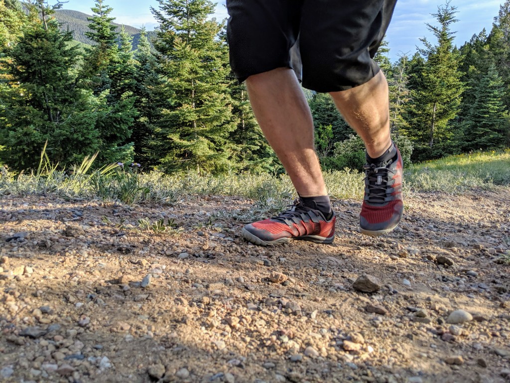 Revisión de los zapatos descalzos Merrell Trail Glove 5: descubrimos que este zapato es un zapato de trail receptivo y lo suficientemente liviano...