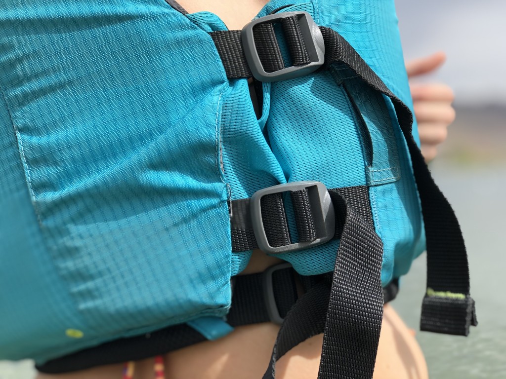 Revisión del chaleco pfd astral layla: no son las dos correas laterales normales, el layla tiene tres correas laterales ajustables...