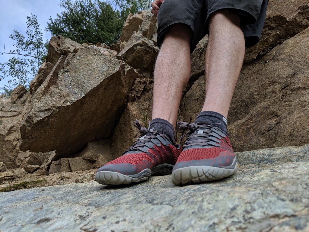Revisión de zapatos descalzos Merrell Trail Glove 5: una puntera sólida protege los dedos de los golpes contra las rocas y un tpu...