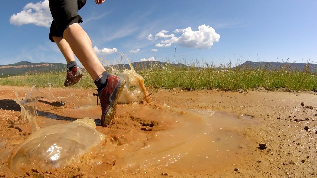 Revisión de zapatos descalzos Merrell Trail Glove 5: las orejetas ampliamente espaciadas en la suela exterior eliminan fÔcilmente el barro y el agua. y...
