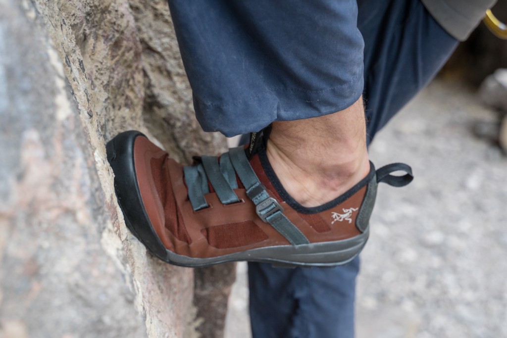 Revisión de los zapatos de aproximación arc'teryx arakys: nuestros evaluadores encontraron que la goma era lo suficientemente pegajosa para untarla fÔcilmente...