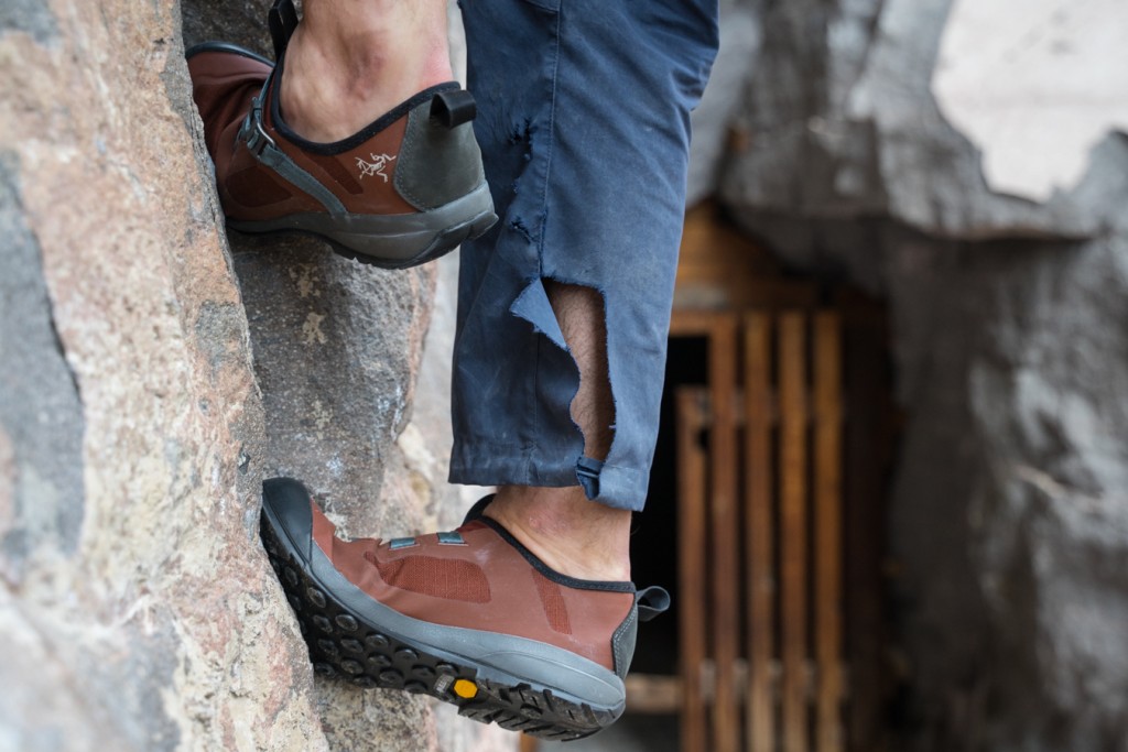 Revisión de los zapatos de aproximación arc'teryx arakys: un perfil de punta de bajo volumen hace que estos zapatos sean mejores para atascarse mÔs delgados...