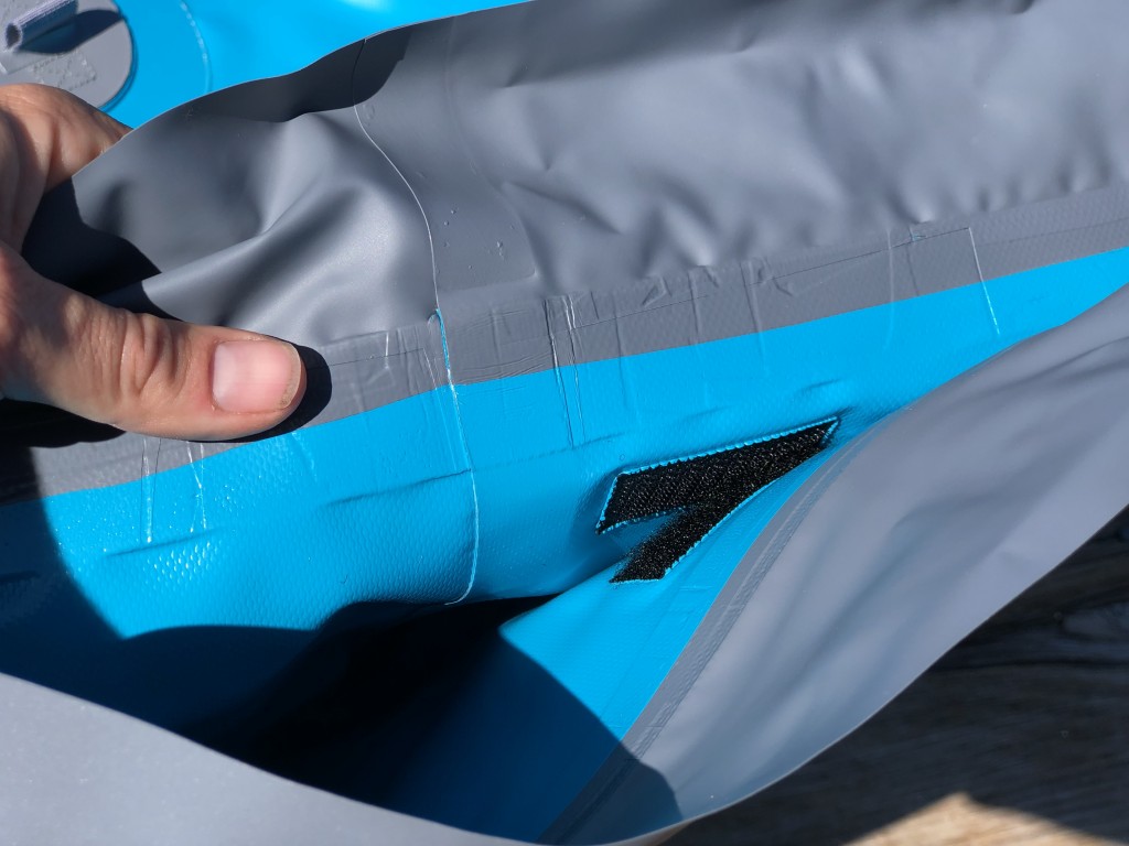 Revisión de la bolsa seca de nrs bill's bag: una tira de velcro ayuda a alinear los dos bordes y una amplia solapa contra tormentas...