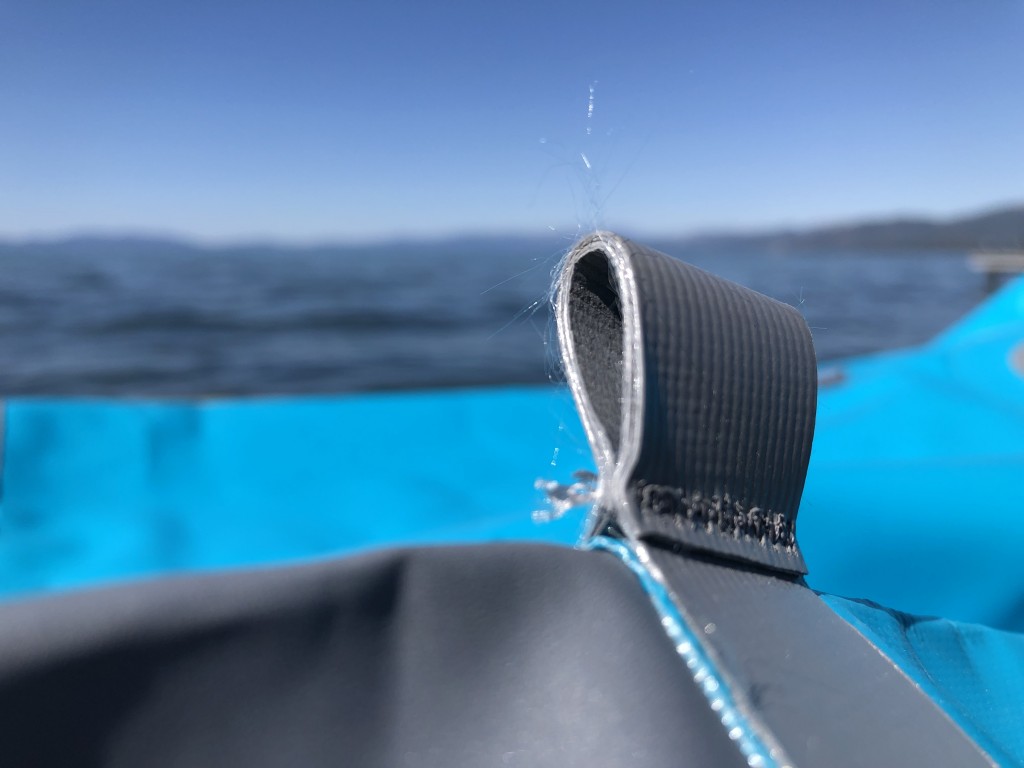 Revisión de la bolsa seca de nrs bill's bag: diminutas fibras que sobresalen de los bordes de los bucles de cierre:...