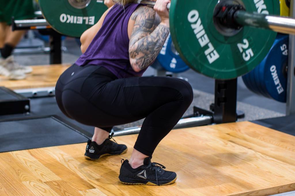 Revisión de zapatos reebok nano 6.0 para mujer para crossfit: con pesos mÔs livianos, este zapato funcionó bien, pero una vez que nos volvimos mÔs pesados...