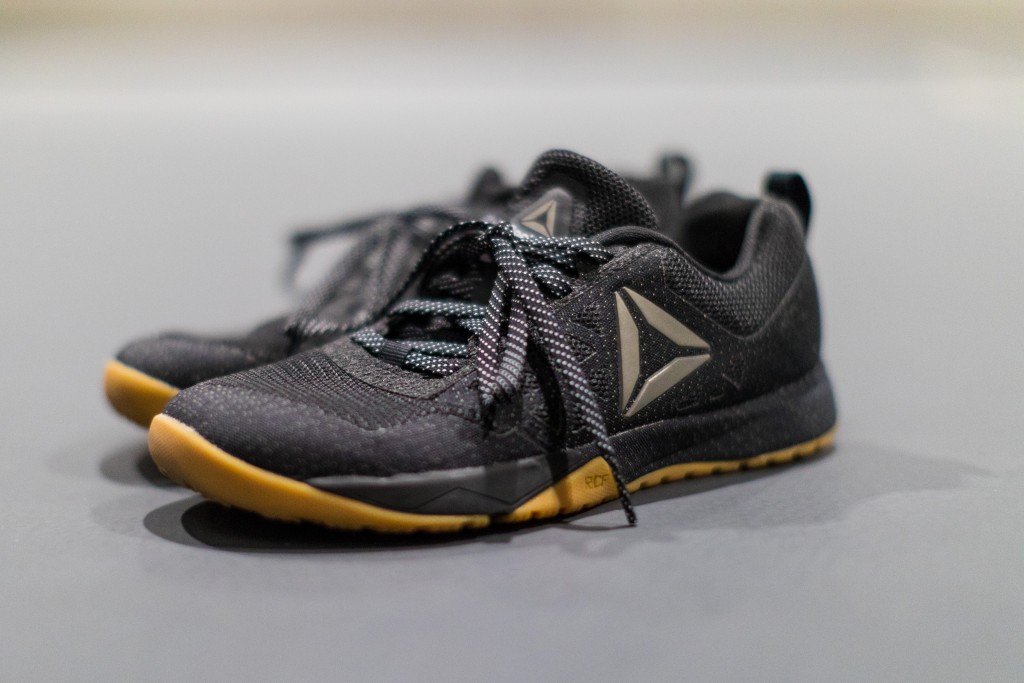 Revisión de zapatos reebok nano 6.0 para mujer para crossfit: la forma del talón y el cojĆn del nano 6 mantuvieron nuestros pies sujetos.