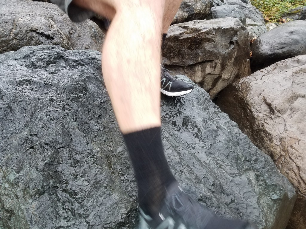 Revisión de los zapatos para agua Salomon Crossamphibian Swift 2 para hombre: sorprendentemente, logramos tomar una foto de nuestro probador lĆder...