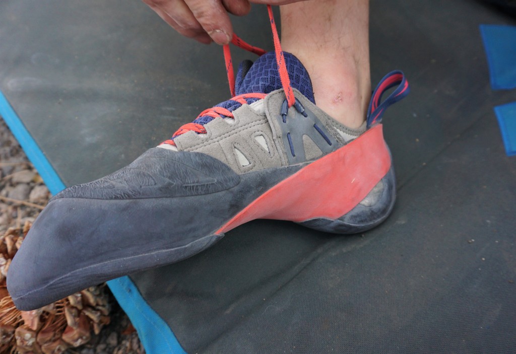 Revisión de los pies de gato evolv Oracle: el inserto de metal azul en el ojal superior facilita apretar los cordones...