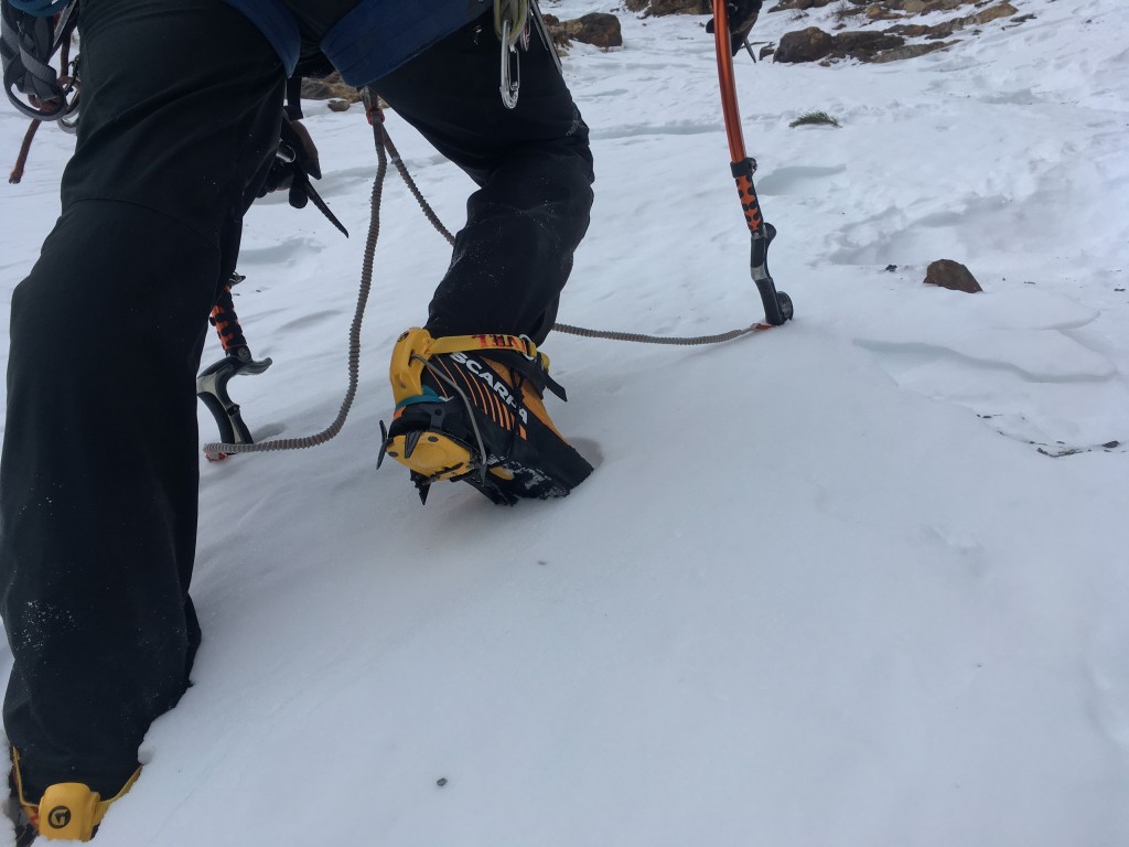 Revisión de la bota de montañismo Scarpa Phantom Tech: esta bota mantuvo nuestros pies cómodos cuando estábamos quietos en la nieve profunda.