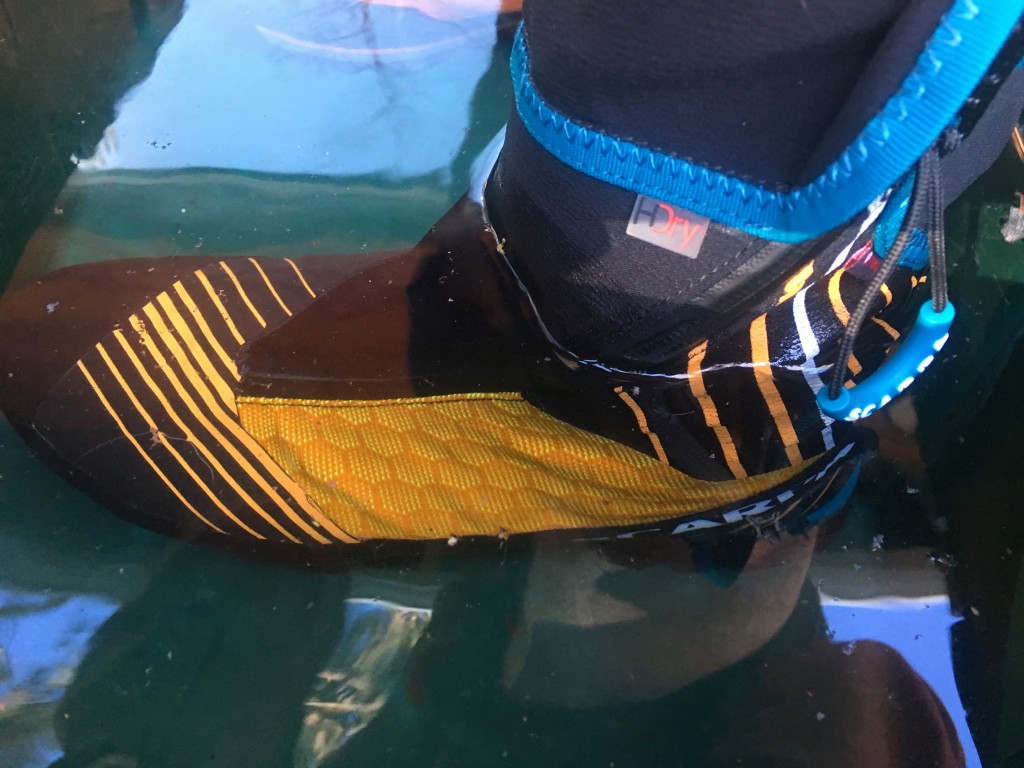 Revisión de las botas de montañismo Scarpa Phantom Tech: la tecnología Phantom en el cubo de agua.