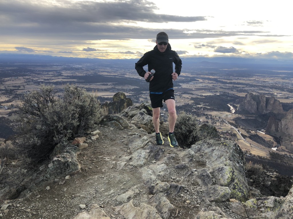 Revisión de las zapatillas de trail running Hoka Speedgoat 4 para hombre: correr a lo largo de una cresta rocosa muy por encima del parque estatal Smith Rock en...
