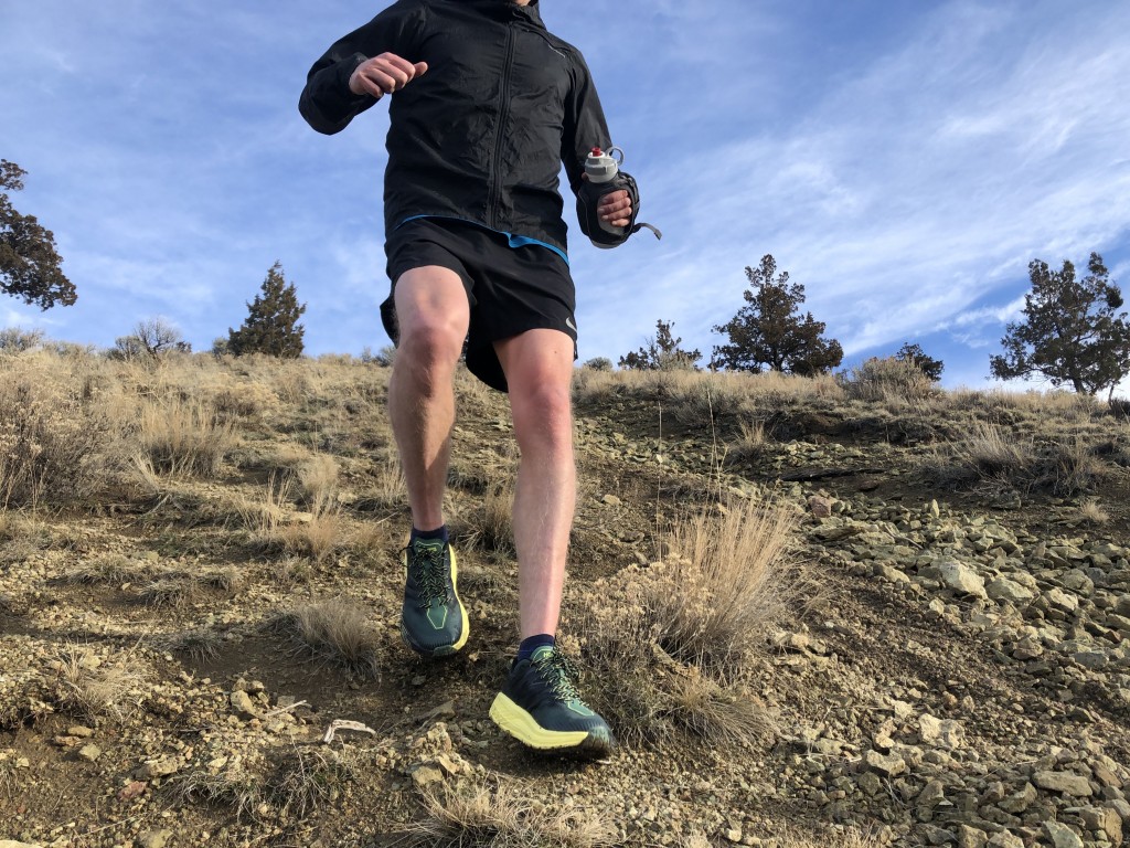 Revisión de las zapatillas de trail running Hoka Speedgoat 4 para hombre: correr por colinas empinadas o por terrenos irregulares como este es...