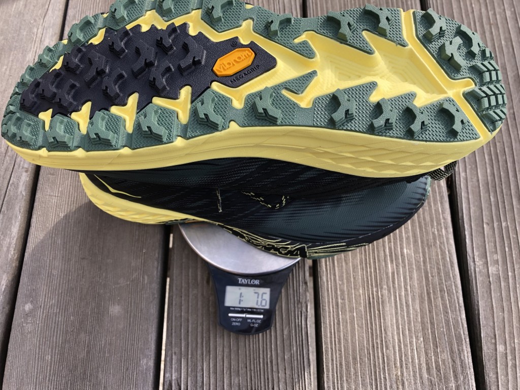 Revisión de las zapatillas de trail running Hoka Speedgoat 4 para hombre: una vista de cerca de las agresivas lengüetas en la parte inferior del zapato, como...