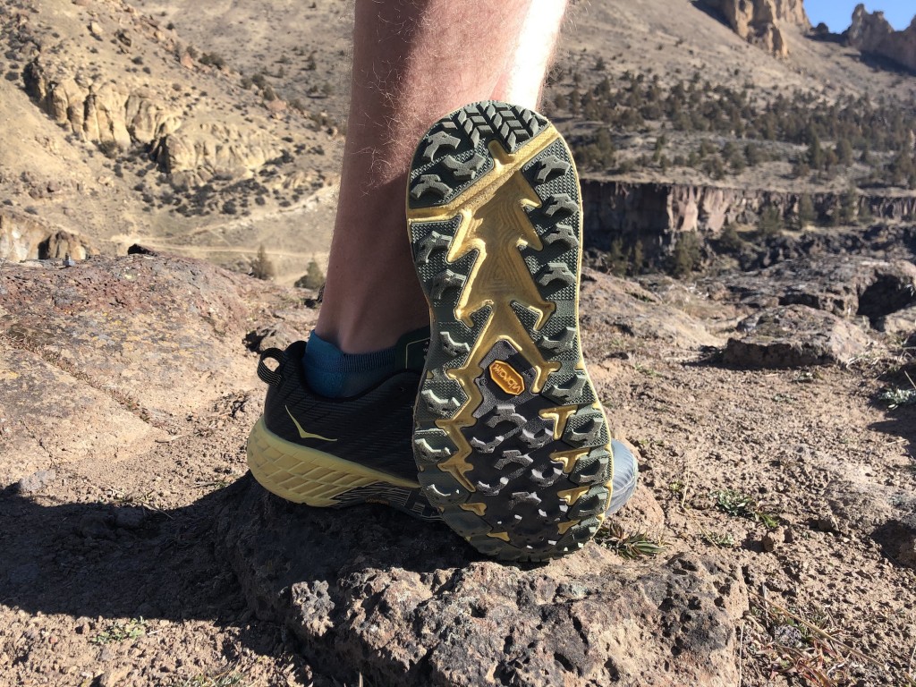 Revisión de las zapatillas de trail running Hoka Speedgoat 4 para hombre: la suela exterior estÔ hecha con goma Vibram Megagrip, que es aproximadamente...