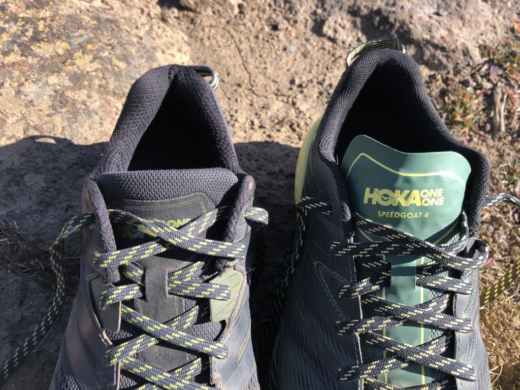 Revisión de las zapatillas de trail running Hoka Speedgoat 4 para hombre: muestra el antiguo Speedgoat 3 a la izquierda en comparación con el 4 en la...