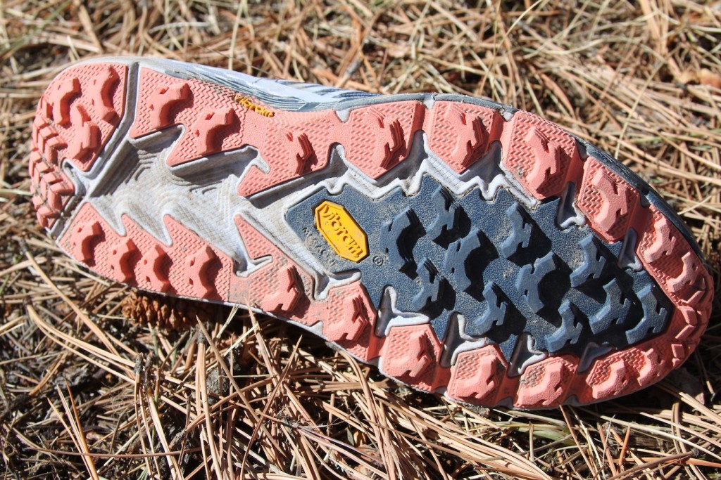 Revisión de las zapatillas de trail running Hoka Speedgoat 4 para mujer: una mirada a la suela agresiva que repele el barro y se adhiere a la mayoría...