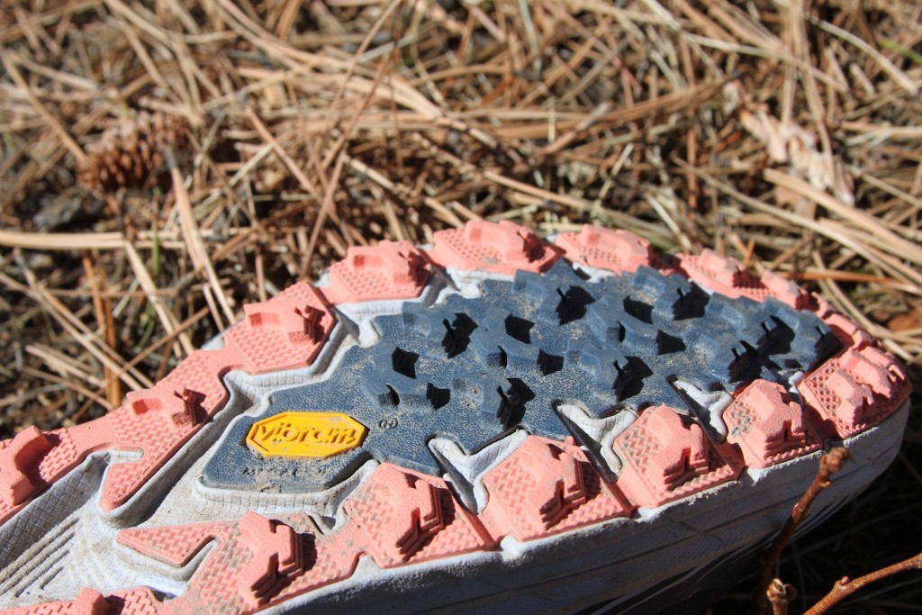Revisión de las zapatillas de trail running Hoka Speedgoat 4 para mujer: una mirada a la profundidad de las orejetas.