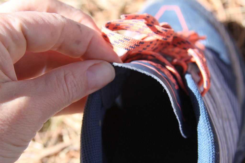 Revisión de las zapatillas de trail running Hoka Speedgoat 4 para mujer: la lengüeta es lamentablemente delgada y se clava en el tobillo mientras corres.