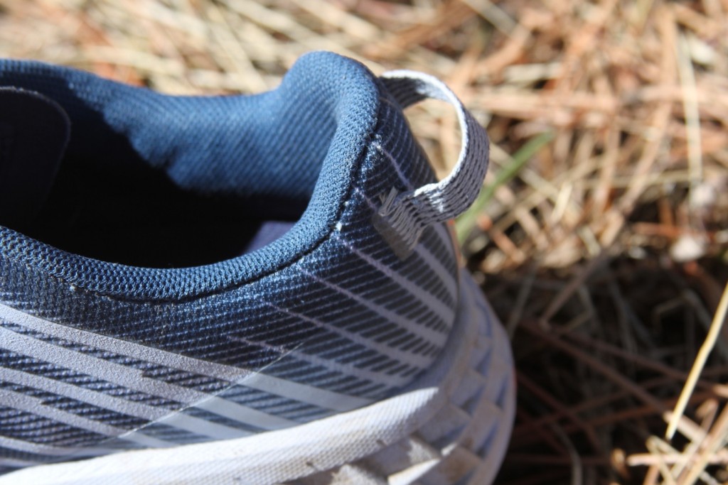 Revisión de las zapatillas de trail running Hoka Speedgoat 4 para mujer: el cuello del talón es agradable y delgado.  no pellizca el tendón de Aquiles...