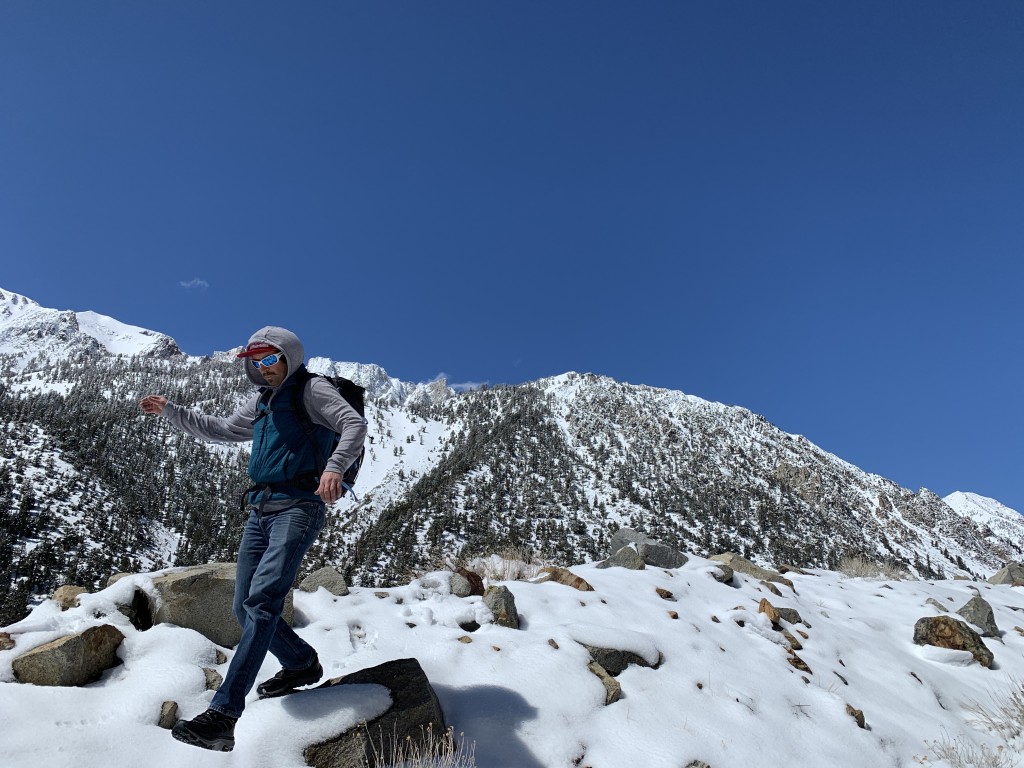 Revisión de los zapatos de senderismo Hoka Toa Gore-tex para hombre: con un tobillo alto y un chasis de apoyo, estos zapatos navegan sobre...