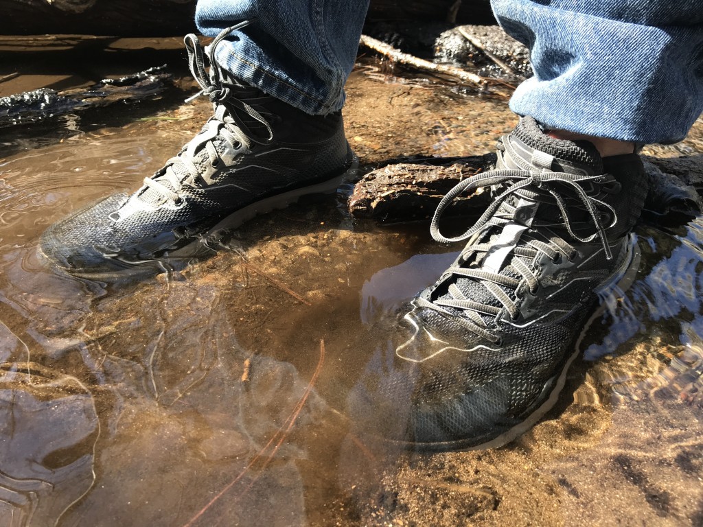 Revisión de los zapatos de senderismo hoka toa gore-tex para hombre: el forro de gore-tex funciona bien y mantiene los pies secos incluso cuando...