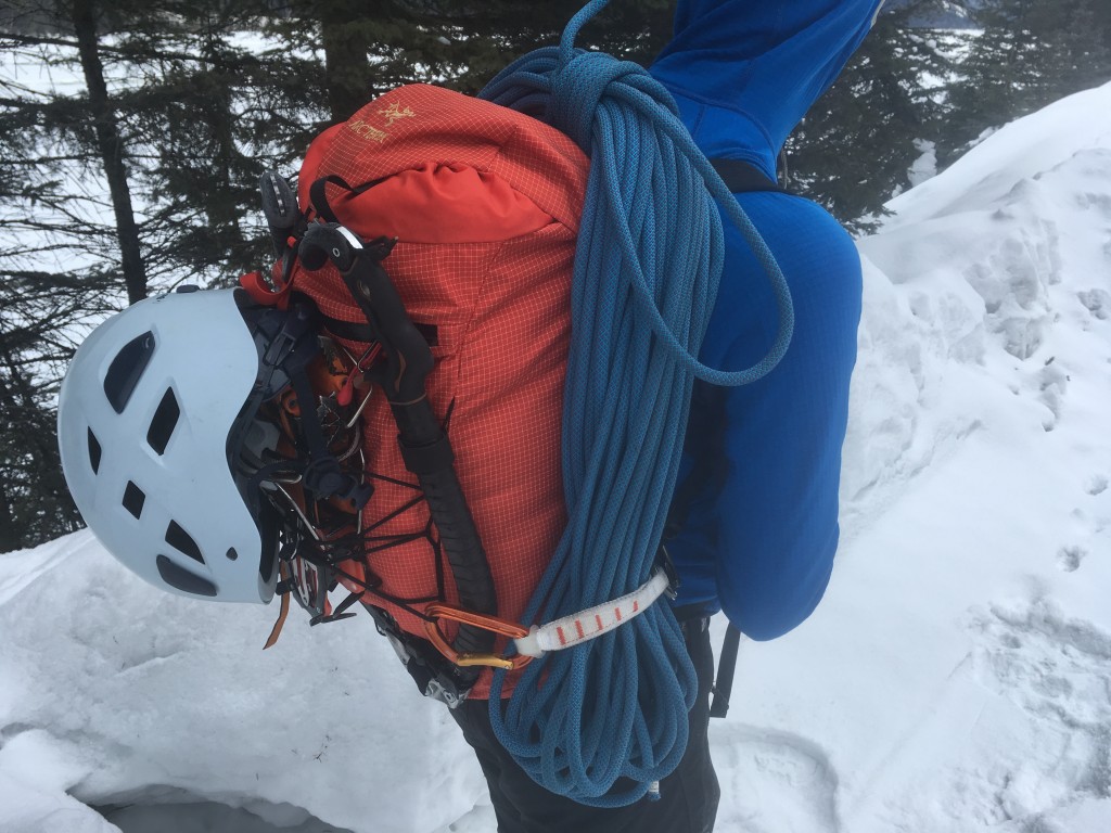 Revisión de la mochila de escalada arc'teryx alpha ar 20: la alpha ar estĆ” cargada para un dĆa de escalada en hielo. la tapa es difĆcil de...