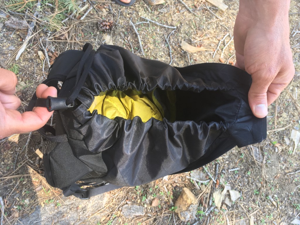 Revisión de la mochila de escalada Black Diamond Rock Blitz 15: el cordón, el cierre del cordón, el cuello y la correa superior son todos negros.  nosotros...