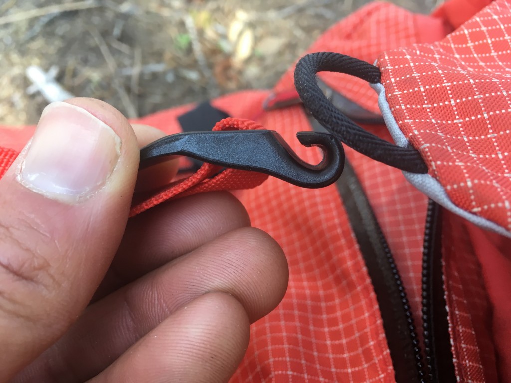 Revisión de la mochila de escalada arc'teryx alpha ar 20: este gancho de plÔstico es el cierre de la tapa. aunque es bastante...