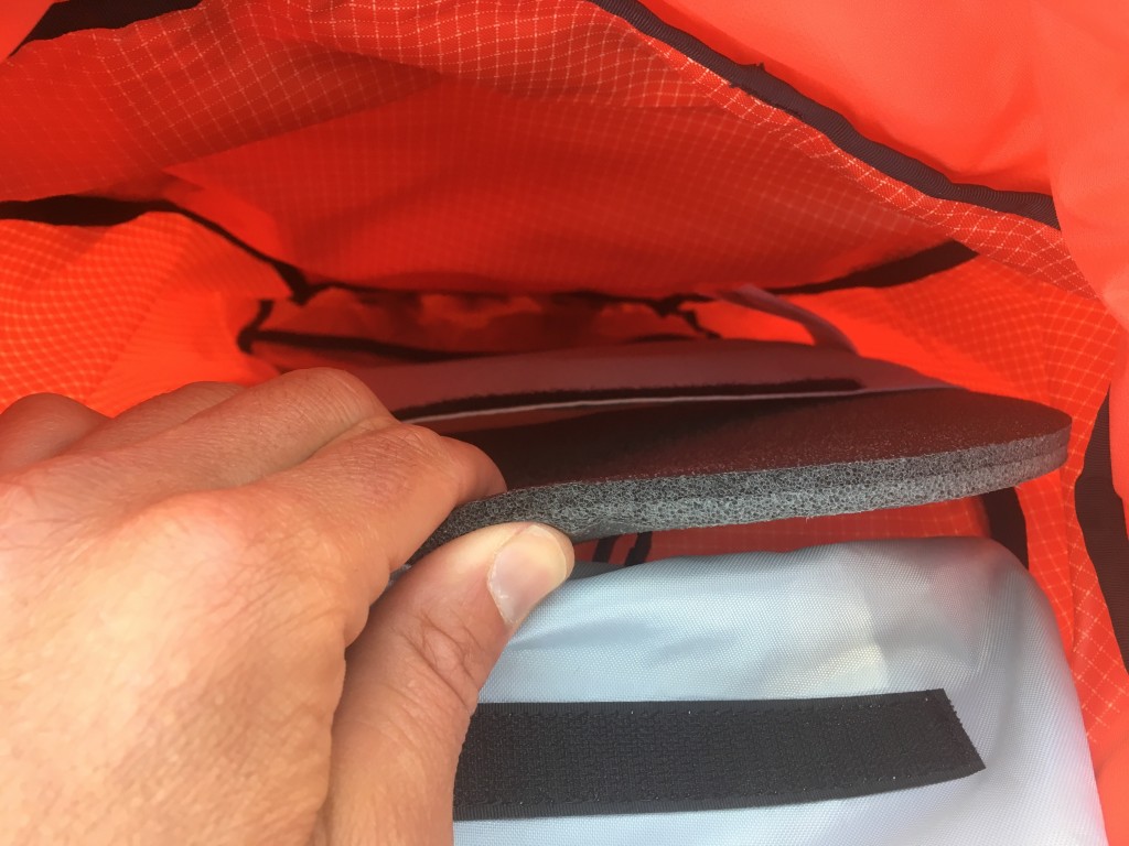 Revisión de la mochila de escalada arc'teryx alpha ar 20: nos gusta la espuma de doble densidad en el panel posterior. es removible.
