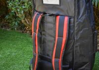 La bolsa de transporte incluida tiene correas para mochila que se pueden guardar.