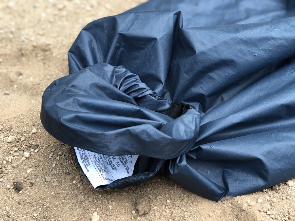 Revisión de la bolsa seca empacable matador droplet xl - tres rollos y esto es lo que sucede con un poco de presión ligera -...