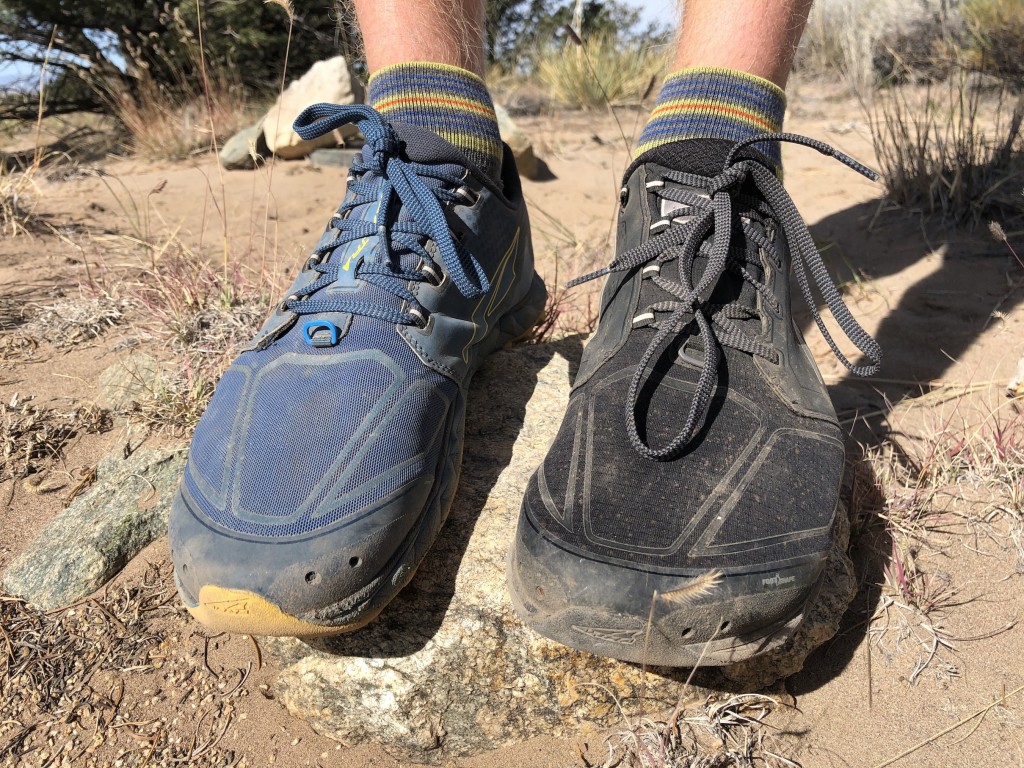 Revisión de las zapatillas de trail running Altra Superior 4.5 para hombre: las 4.5 en azul a la izquierda, con las 4.0 más antiguas en negro a la izquierda...