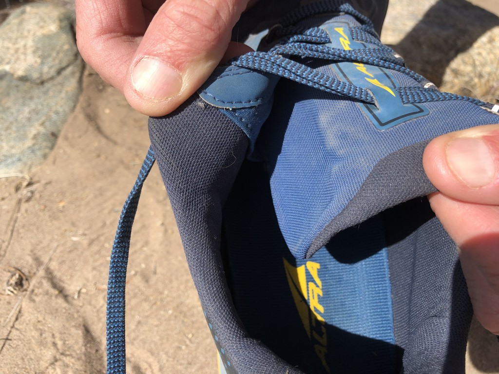 Revisión de las zapatillas de trail running Altra Superior 4.5 para hombre: la lengüeta envolvente de burrito está unida a un lado y se envuelve sobre...
