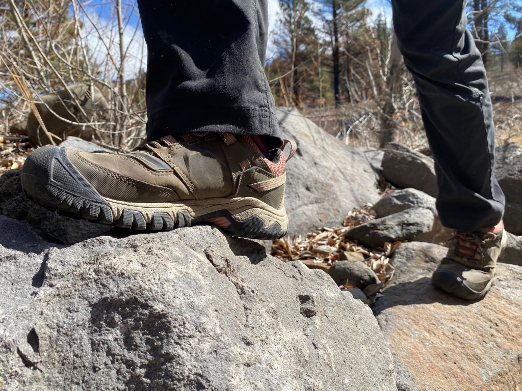 Revisión de zapatos de senderismo Keen Ridge Flex impermeables para mujer: una opción sólida para caminatas de un dĆa para mujeres con un antepiĆ© mĆ”s ancho.