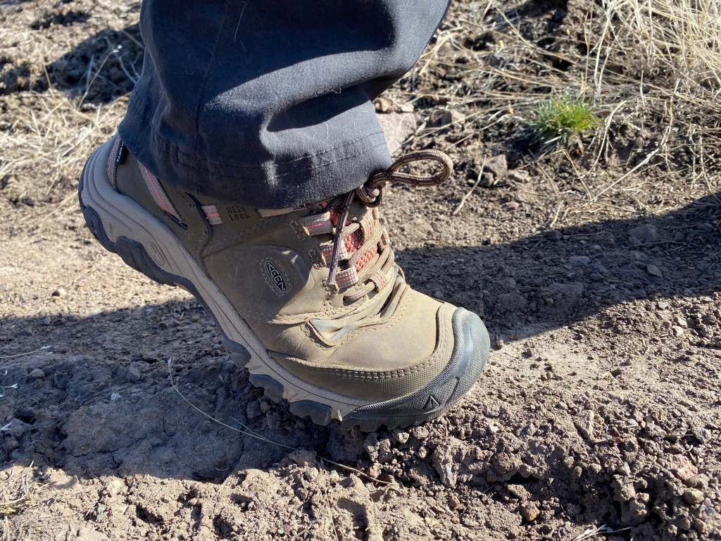 Revisión de zapatos de senderismo Keen Ridge Flex impermeables para mujer: los fuelles de goma estÔn diseñados para facilitar la flexión del dedo. ellos...