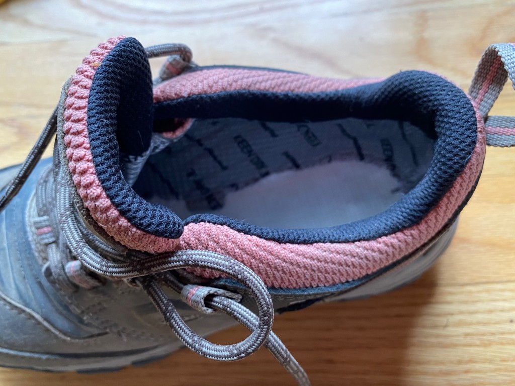 Revisión de zapatos de senderismo Keen Ridge Flex impermeables para mujer: un cuello muy acolchado era cómodo, pero la ubicación del mÔs alto...