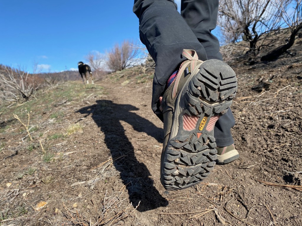 Revisión de zapatos de senderismo Keen Ridge Flex impermeables para mujer: la suela de goma patentada ofrece una tracción sólida en la mayorĆa de las condiciones.