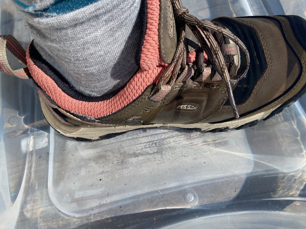 Revisión de zapatos de senderismo Keen Ridge Flex impermeables para mujer: el cuello acolchado evita que el agua entre por encima de la...