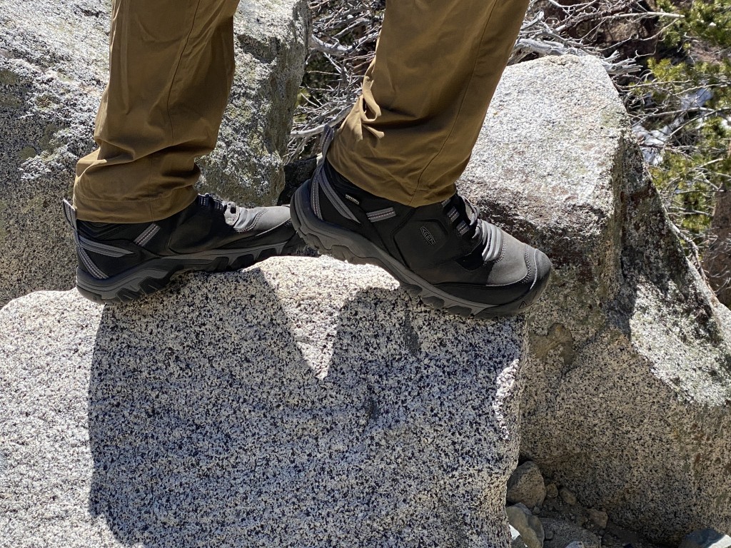 Revisión de las botas de montaña Keen Ridge Flex Mid Wp para hombre: el vÔstago interior le da a estas botas la capacidad de tener estabilidad en...