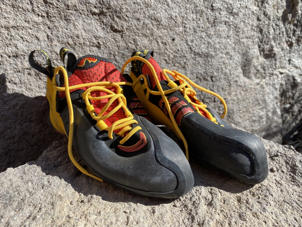 Revisión de los pies de gato la sportiva genio: los genios incluyen una lengüeta de goma doblada en la punta. este...