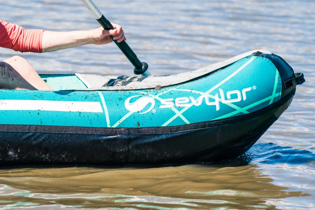 Revisión del kayak inflable Sevylor Madison: un fondo plano y flexible ralentiza el progreso realizado en el Madison.
