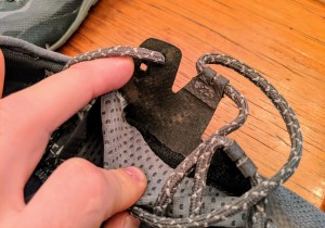 Los cordones estƔn colocados en ojales resistentes y duraderos anclados de forma segura al...