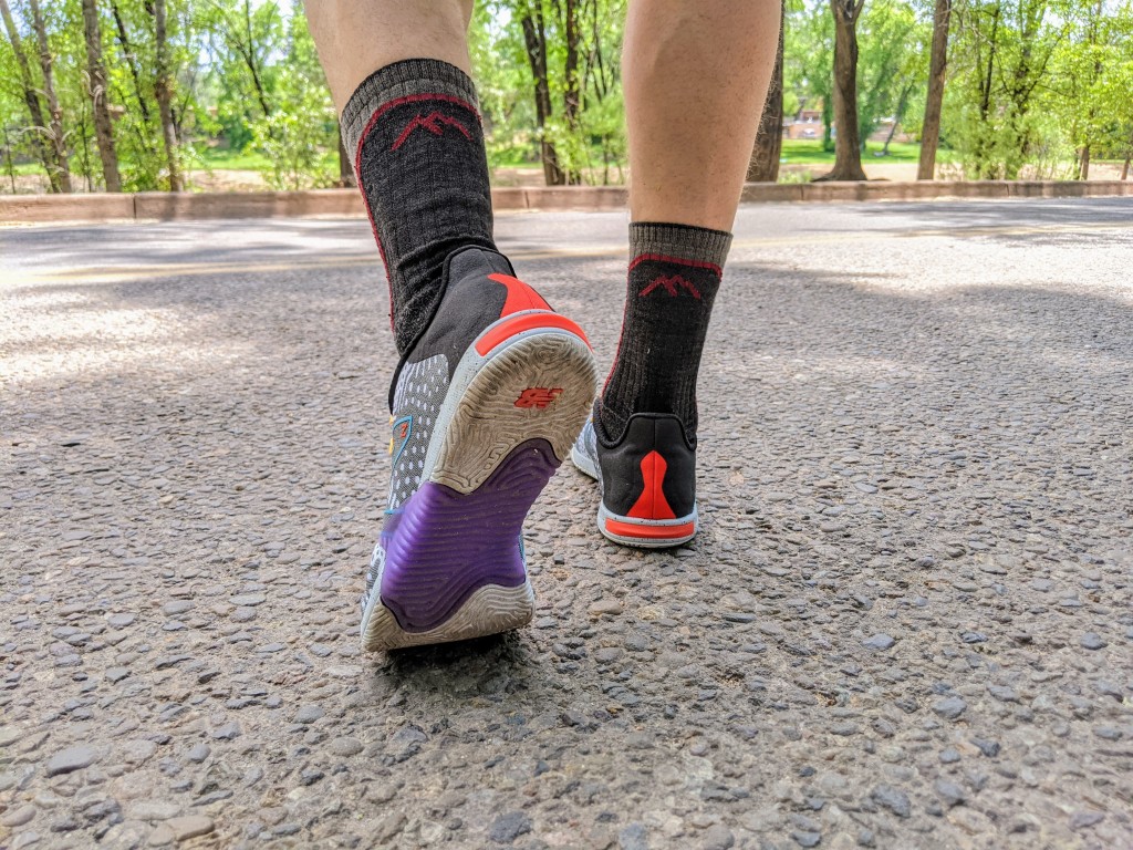 Revisión de zapatos descalzos New Balance Minimus TR: un talón reforzado con TPU (tenga en cuenta el inserto rojo) y la entresuela de goma...